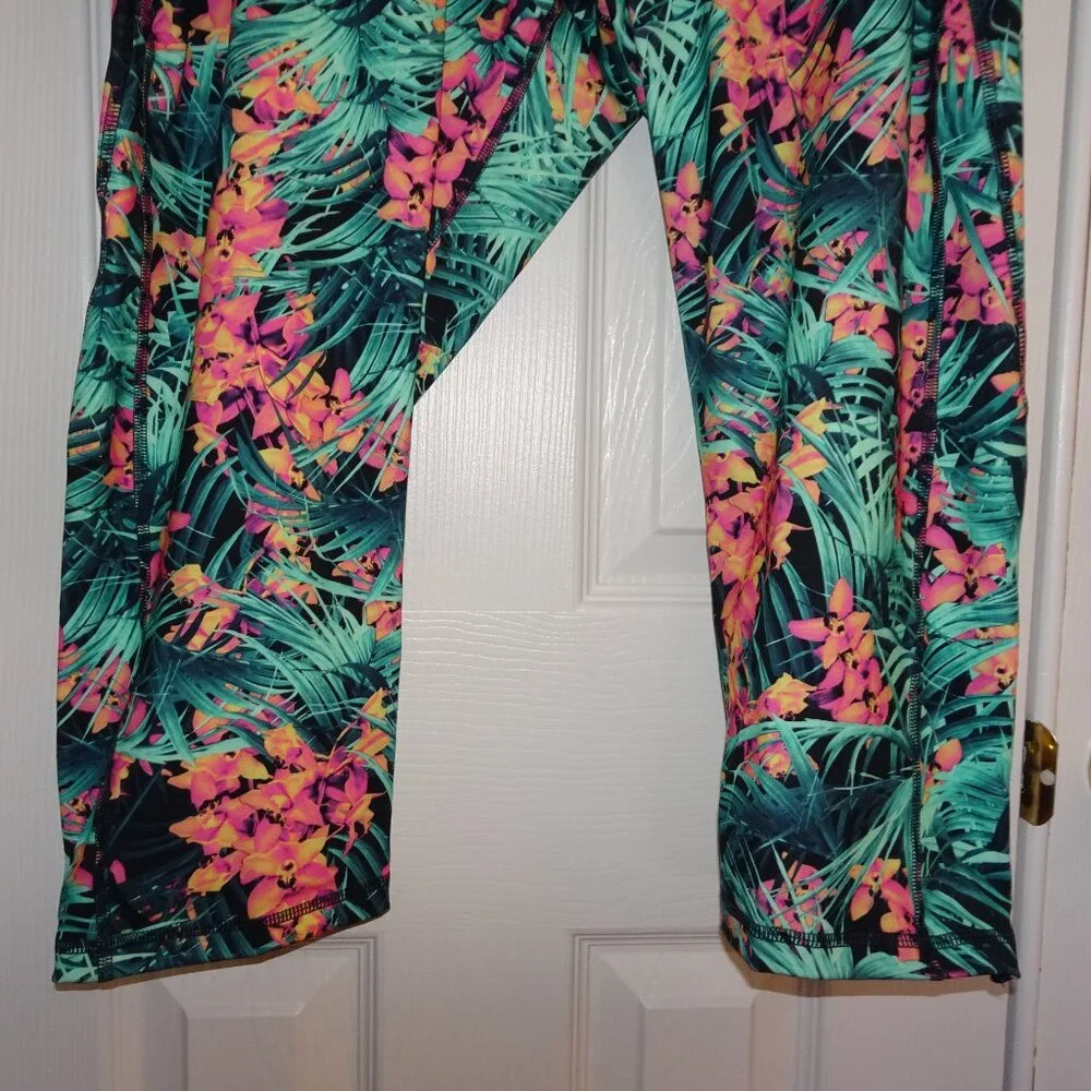 Old Navy Tropical Print 7/8 length Plus Size Leggings - Picture 3 of 6